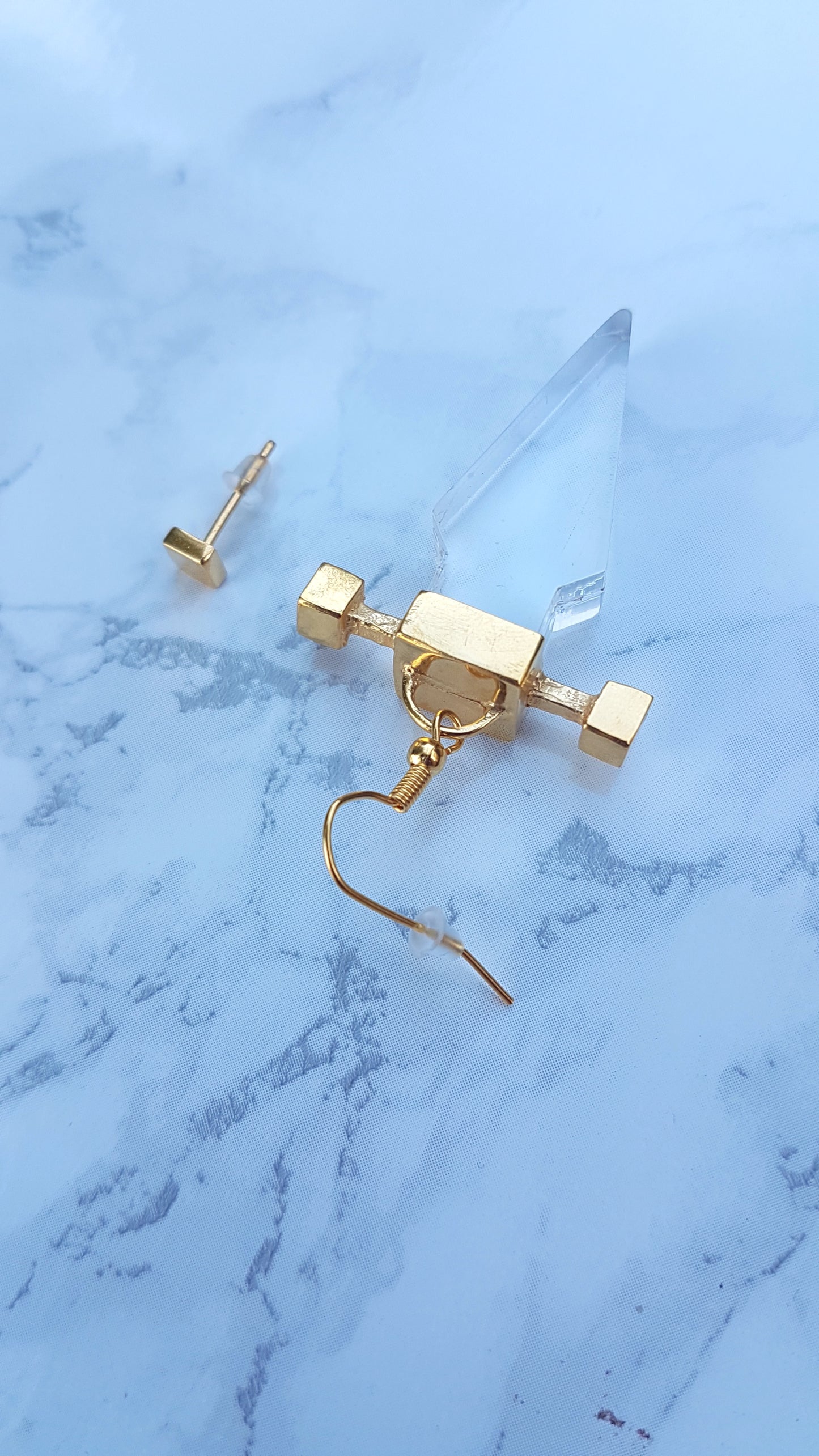The Dagger earring in clear