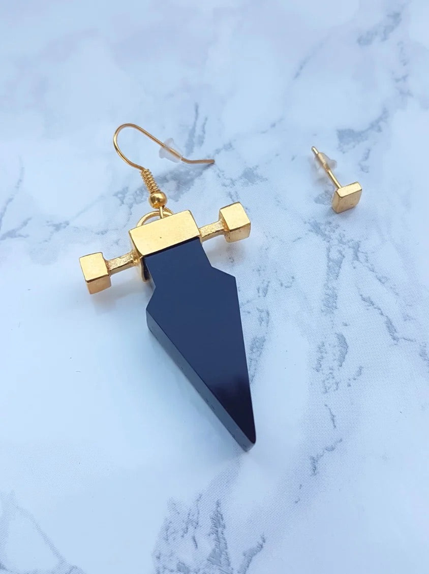 The Dagger earring in black
